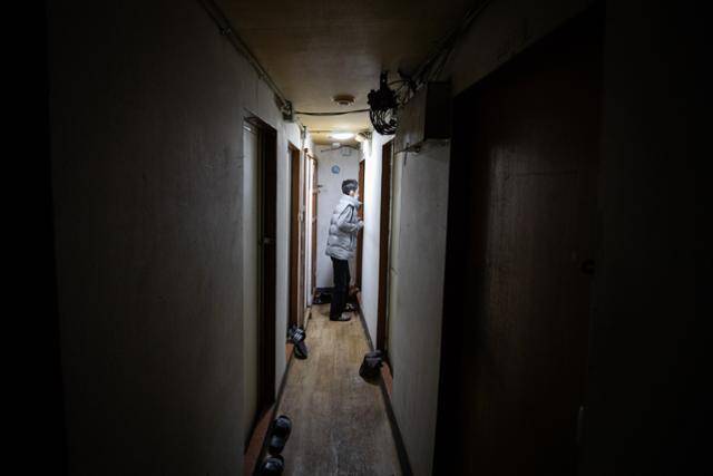 2014년 '송파 세 모녀', 2020년 '방배동 모자', 2022년 '수원 세 모녀', 2025년 '익산 모녀' 사망 사건 등 빈곤과 질병에 시달리다 죽음을 맞는 비극이 반복되고 있다. 사진은 서울의 한 쪽방촌. 뉴스1