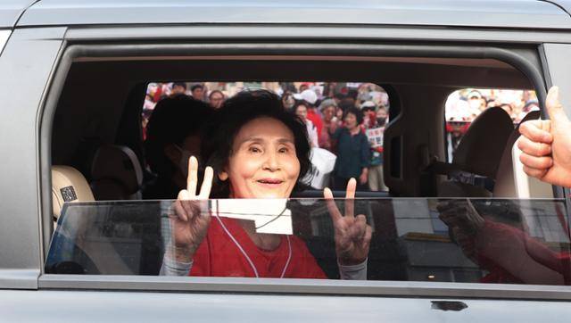 김문수 국민의힘 대선 후보 배우자인 설난영 여사가 5월 31일 서울 동작구 중앙대병원 광장에서 열린 집중 유세에 참석한 뒤 차량을 타고 이석하며 손가락으로 기호 2번을 만들어 보이고 있다. 뉴시스