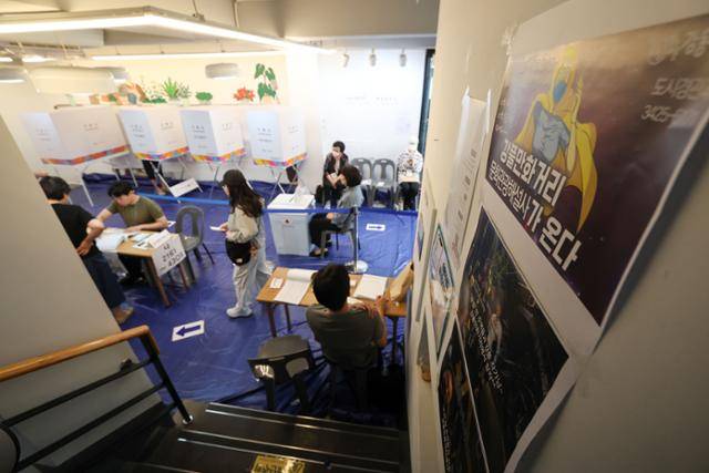 3일 서울 강동구 강풀만화거리 만화카페 승룡이네에 마련된 성내2동 제3투표소에서 유권자들이 투표를 하고 있다. 뉴스1