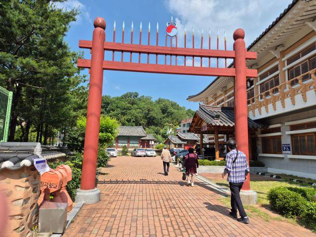 3일 유권자들이 대구 북구 칠곡향교에 마련된 투표소로 걸어가고 있다. 대구=김재현 기자