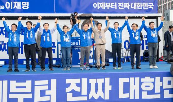 대선을 이틀 앞둔 지난 1일 이재명 더불어민주당 대선 후보가 부산 동구 부산역 광장에서 유권자들에게 지지를 호소하고 있다. 김성룡 기자