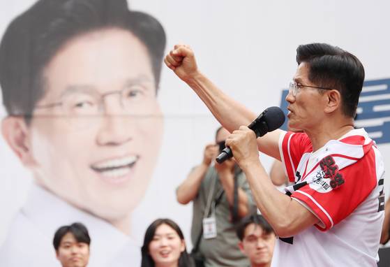 지난 1일 국민의힘 김문수 대선 후보가 서울 서대문구 신촌역에서 열린 집중유세에서 지지를 호소하고 있다. 연합뉴스