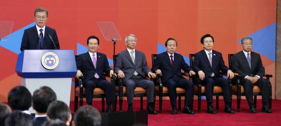 문재인 대통령이 10일 낮 국회 본청 로텐더홀에서 열린 취임선서 행사에서 '국민께 드리는 말씀'을 통해 "지금 제 머리는 통합과 공존의 새로운 세상을 열어갈 청사진으로 가득 차 있다"며 "역사와 국민 앞에 두렵지만 겸허한 마음으로 대한민국 19대 대통령으로서의 책임과 소명을 다할 것임을 천명한다"고 밝히고 있다. 2017.5.10