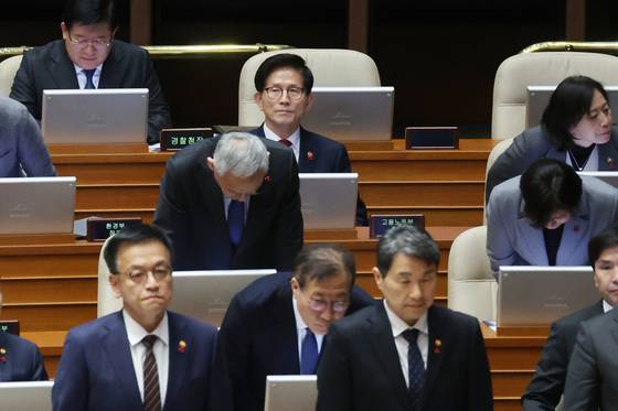 지난해 12월 11일 김문수 고용노동부 장관이 국회 긴급현안질문에서 서영교 더불어민주당 의원의 국무위원 전원 사과 요구를 거부한 채 자리를 지키고 있다. 연합뉴스