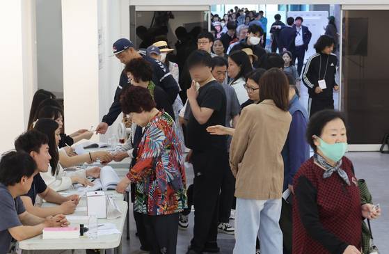 제21대 대통령선거 투표일인 3일 부산진구청 1층에 마련된 부암 1동 제4투표소를 찾은 유권자들이 투표하기 위해 길게 줄을 서 소중한 한 표를 행사하고 있다. 송봉근 기자