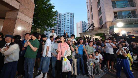 제21대 대통령 선거일인 3일 오후 더불어민주당 이재명 후보의 자택인 인천 계양구 한 아파트에서 주민들이 핸드폰으로 방송사 출구조사 결과를 보며 환호하고 있다. 연합뉴스