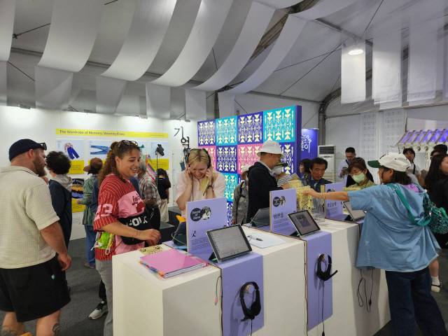 ▲ 강릉단오제 축제기간 동안 유네스코 선정 20주년 기념 역사관에 다양한 연령층의 방문객들이 다녀갔다.