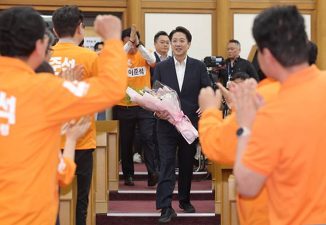 개혁신당 이준석 대선 후보가 3일 방송 3사 출구조사 발표를 확인한 뒤 서울 국회 여의도 의원회관에 마련된 당 개표상황실에 도착하고 있다. / 사진=연합뉴스