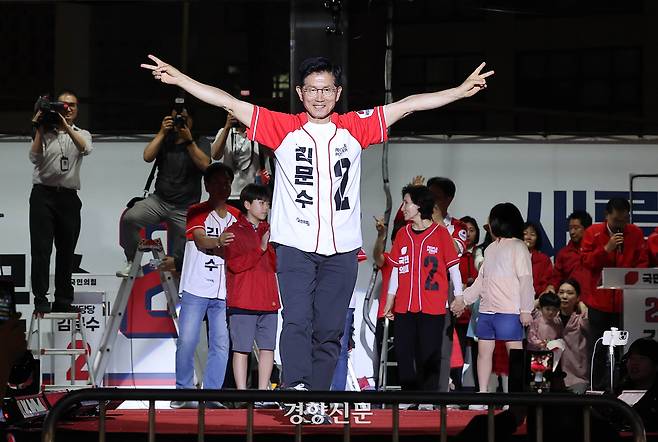 김문수 국민의힘 대선 후보가 지난 2일 오후 서울 중구 서울광장에서 열린 서울 피날레 총유세에서 지지자들에게 인사하고 있다. 한수빈 기자