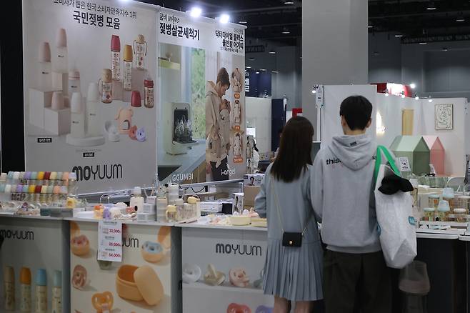 지난 3월, 서울 강서구 마곡동 코엑스 마곡에서 열린 ‘2025 마이비 마곡 베이비페어&유아교육전’에서 방문객들이 육아용품을 살펴보고 있다./연합뉴스