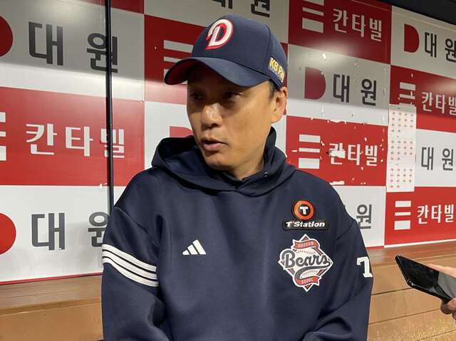두산 베어스 이승엽 감독이 1일 서울 고척스카이돔에서 키움 히어로즈와의 경기를 앞두고 취재진과 대화하고 있다. 이 감독은 부진한 성적에 대한 책임을 지고 2일 자진 사퇴했다. 연합뉴스