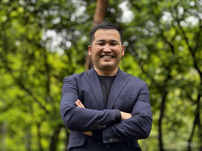 바트문흐 아마르사나 몽골 YFC 대표가 2일 서울 여의도공원에서 팔짱을 끼고 서 있다.