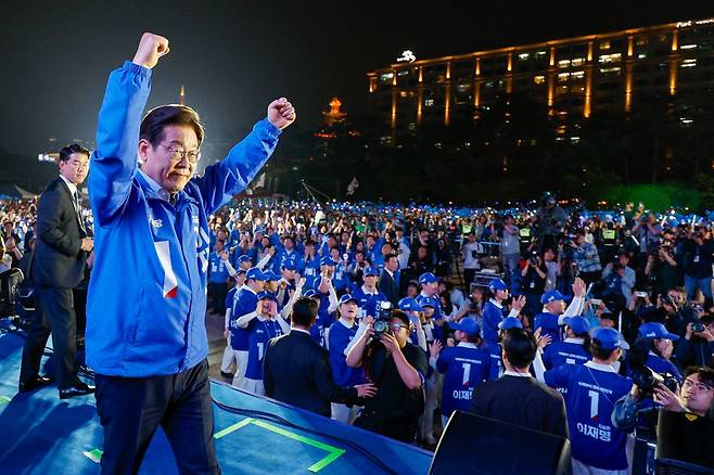 이재명 더불어민주당 대선 후보가 선거를 하루 앞둔 2일 서울 여의도공원에서 마지막 유세를 마친 뒤 두 팔을 들어 인사하고 있다. 연합뉴스