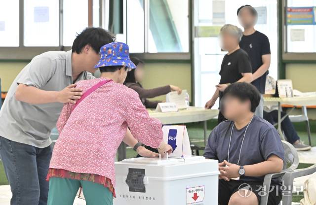 제21대 대통령 선거일인 3일 오전 수원특례시 권선구 여기산게이트볼장에 설치된 서둔동 제2투표소에 유권자들이 투표에 참여하고 있다. 홍기웅기자