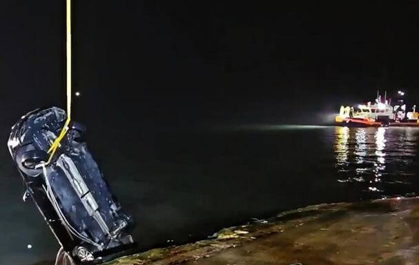 2일 오후 전남 진도군 임회면 진도항 인근 해상으로 빠진 일가족 탑승 차량이 인양되고 있다. 연합뉴스