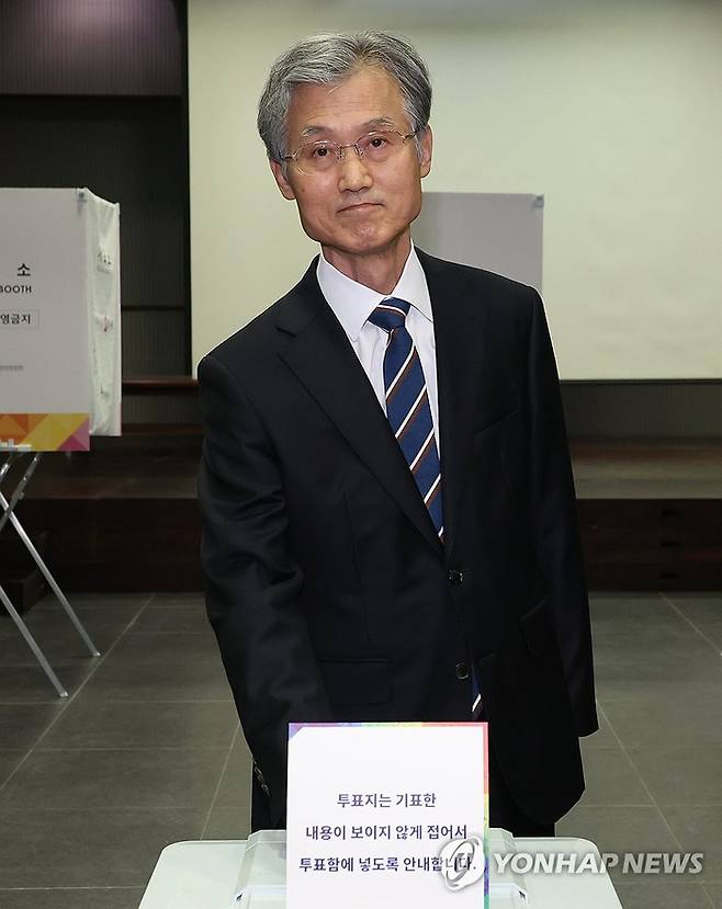 제21대 대통령선거일인 3일 조희대 대법원장이 서울 용산구 중부기술교육원에 마련된 한남동 제3투표소에서 투표하고 있다. 연합뉴스