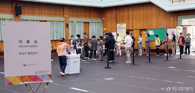 제21대 대통령 선거일인 3일 부산 동래구 내성초등학교 체육관에 마련된 복산동 제2투표소에서 유권자들이 소중한 한 표를 행사하고 있다. 2025.06.03.