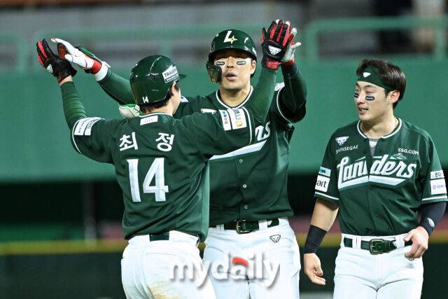 24일 인천 SSG랜더스필드에서 열린 '2025 신한 SOL BANK KBO리그' LG 트윈스와 SSG랜더스 경기. SSG 한유섬이 9회1사 1-2루에 1타점 끝내기 안타를 친 뒤 기뻐하고 있다. 경기는 SSG가 5-4로 LG에 승리했다./마이데일리