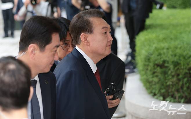 윤석열 전 대통령이 26일 서울 서초구 서울중앙지방법원에서 열린 내란 우두머리 혐의ㆍ직권남용 권리행사 방해 혐의 사건 5차 공판에 출석하고 있다. 사진공동취재단