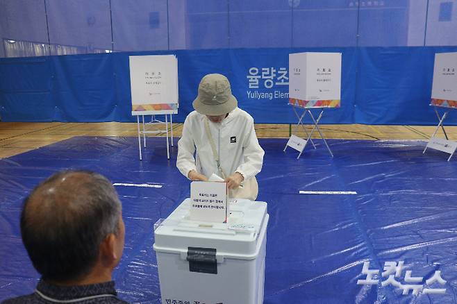 유권자가 투표함에 투표지를 넣고 있다. 임성민 기자