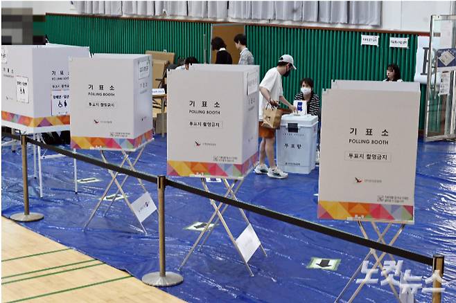 제21대 대통령선거 투표일인 3일 서울 영등구포의 한 투표소에서 유권자들이 투표를 하고 있다. 윤창원 기자