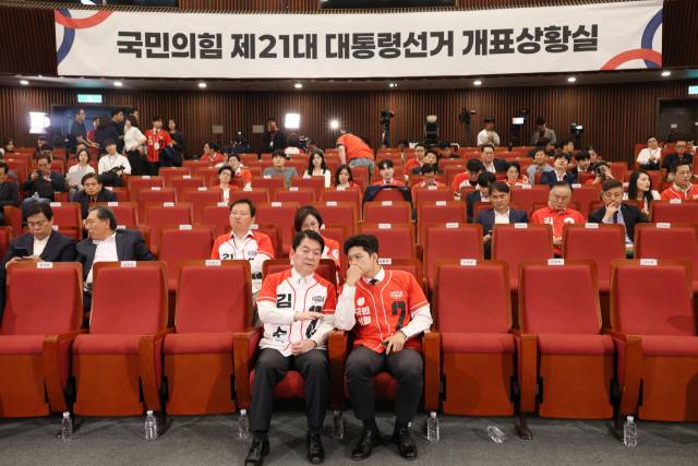 ▲국민의힘 김용태 비상대책위원장, 안철수 의원이 3일 서울 여의도 국회도서관에 마련된 국민의힘 제21대 대통령선거 개표상황실에서 출구조사 결과를 지켜보며 대화하고 있다. ⓒ연합뉴스