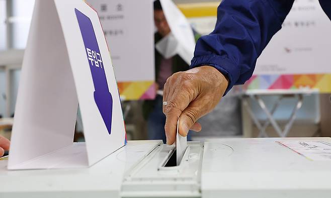 제21대 대통령 선거일인 3일 유권자가 투표하고 있다. 연합뉴스