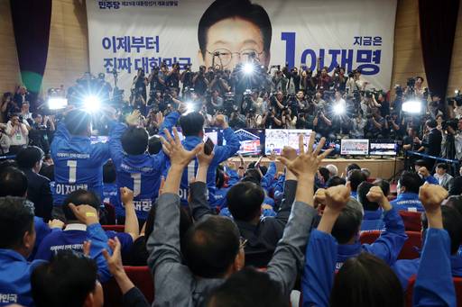 더불어민주당 이재명 대선 후보 선거상황실이 차려진 국회의원회관 대회의실에서 당직자들이 출구조사 결과를 보고 환호하고 있다. 뉴시스