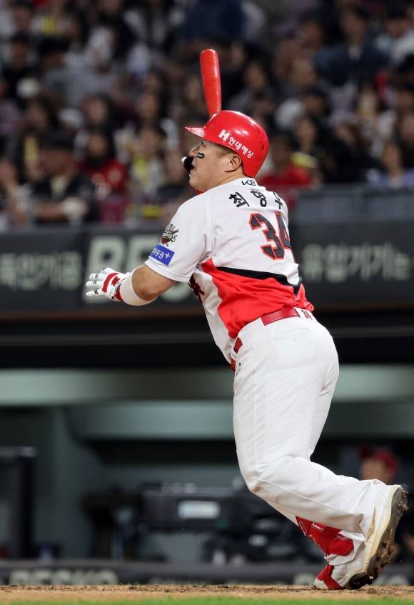 최형우가 지난달 27일 광주 기아챔피언스필드에서 열린 키움 히어로즈와의 경기에서 5회 역전 2점 홈런(시즌 10호)을 퍼 올린 뒤 타구를 바라보고 있다. 최형우는 이 홈런으로 18시즌 연속 두 자릿수 홈런과 통산 2500안타 기록을 동시에 작성했다. 광주 연합뉴스