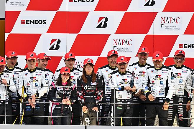 단상 위에서 승리의 기쁨을 나누는 모리조와 TGRR 선수들. 사진: 김학수 기자