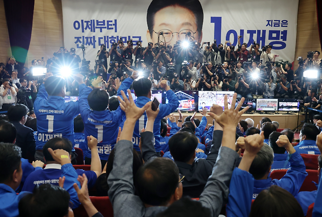 더불어민주당 박찬대, 윤여준 상임총괄선대위원장을 비롯한 선대위 관계자들이 3일 국회의원회관 개표상황실에서 제21대 대통령선거 지상파 출구조사 결과에서 이재명 후보가 51.7%로 앞서는 것으로 발표되자 환호하고 있다. ⓒ연합뉴스