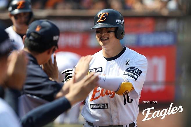 ▲ 한화 이진영이 시즌 5호 홈런을 터뜨린 뒤 덕아웃으로 돌아와 동료들과 하이파이브를 나누고 있다. ⓒ한화 이글스