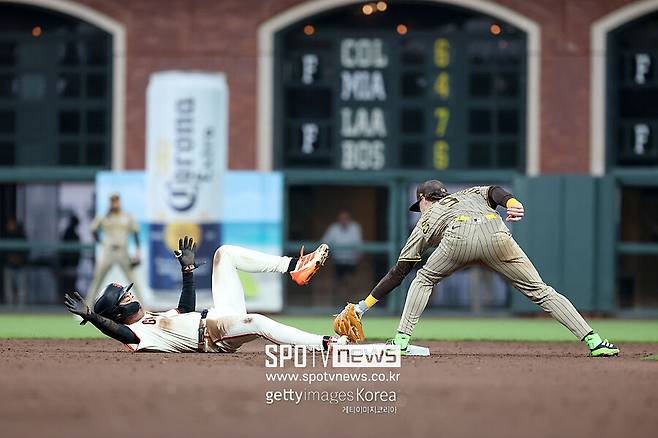 ▲ 이정후는 상대 태그를 감각적으로 피해 먼저 오른손을 뻗었고, 이후 베이스에서 떨어지지 않으며 세이프 판정을 받았다