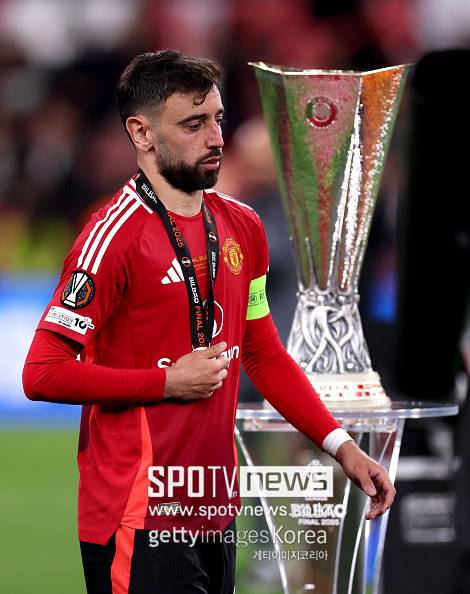 맨체스터 유나이티드 측에는 1억 파운드(약 1,860억 원)에 달하는 이적료가 제안했다. 브루노 페르난데스 에이전트가 알 힐랄 측과 만났다는 것까지 보도돼 브루노 페르난데스 이적설에 기름을 부었다. 그러나 브루노 페르난데스는 결국 알 힐랄의 제안을 거절하기로 결정했다. 이 결정은 단순한 감정적 충동이 아닌, 가족과의 신중한 상의 끝에 내려진 선택이었다. 영국 ‘토크스포트’는 “브루노 페르난데스가 가족들과 논의한 끝에 주급 70만 파운드 제안을 거절했다”라고 알렸다. 유럽이적시장전문가 ‘파브리지오 로마노’까지 “맨체스터 유나이티드 캡틴 브루노 페르난데스가 유럽 최고 수준에서 뛰고 싶어한다. 이제 (맨체스터 유나이티드 잔류) 결정이 내려졌다”라며 쐐기를 박았다. 브루노 페르난데스 결정엔 결국 ‘삶의 균형’과 ‘축구 커리어의 방향성’이 중요한 기준이 된 것이다.