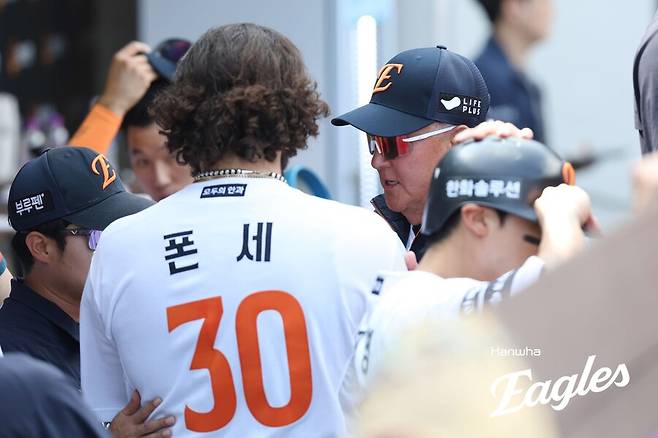 ▲ 한화 코디 폰세와 김경문 감독이 대화를 나누고 있다. ⓒ한화 이글스