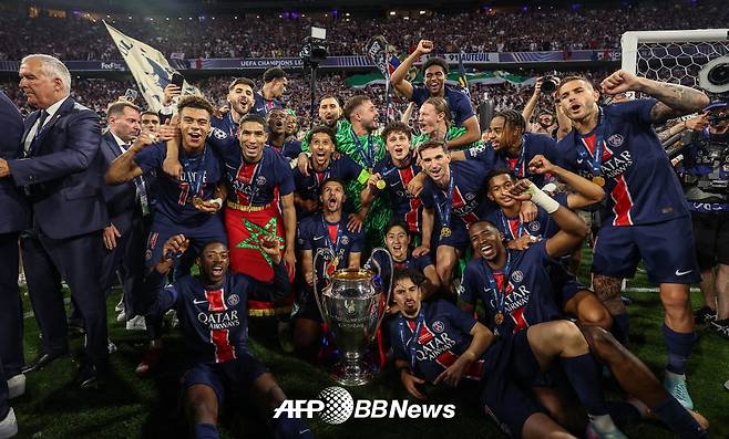 파리 생제르맹(PSG) 선수들이 1일(한국시간) 독일 뮌헨의 알리안츠 아레나에서 열린 2024~2025 유럽축구연맹(UEFA) 챔피언스리그(UCL) 우승 트로피 세리머니를 즐기고 있다. 이날 PSG는 인터밀란을 5-0으로 대파하고 창단 첫 UCL이자 트레블(3관왕)을 달성했다. /AFPBBNews=뉴스1