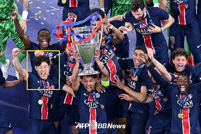 파리 생제르맹(PSG) 이강인(노란색 네모)이 1일(한국시간) 독일 뮌헨의 알리안츠 아레나에서 열린 2024~2025 유럽축구연맹(UEFA) 챔피언스리그(UCL) 우승 트로피 세리머니를 즐기고 있다. 이날 PSG는 인터밀란을 5-0으로 대파하고 창단 첫 UCL이자 트레블(3관왕)을 달성했다. /AFPBBNews=뉴스1