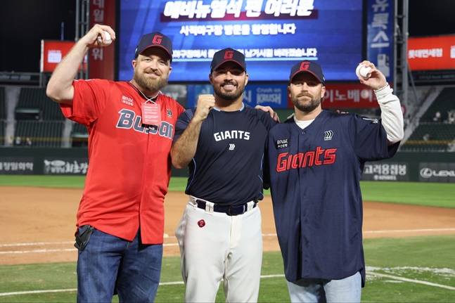 롯데 알렉 감보아(가운데)가 두 형과 기념촬영을 하고 있다. /사진=롯데 자이언츠 제공