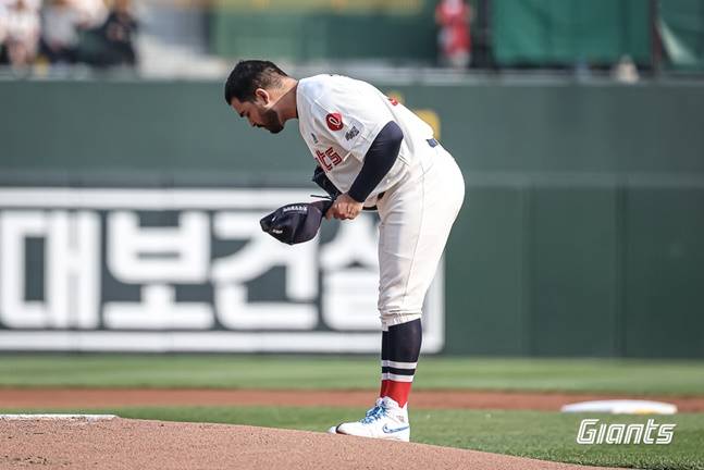 롯데 알렉 감보아가 3일 사직 키움전에서 경기 전 인사하고 있다. /사진=롯데 자이언츠 제공