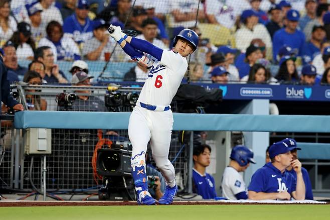 LA 다저스 소식을 다루는 매체 다저스웨이가 3일 다저스의 김혜성 활용법에 대해 강하게 비판했다. 매체는 김혜성이 공격과 수비에서 더 나은 성적을 보여주고 있음에도 미겔 로하스보다 우선순위에서 밀린 상황이라는 점을 강조했다. REUTERS 연합뉴스