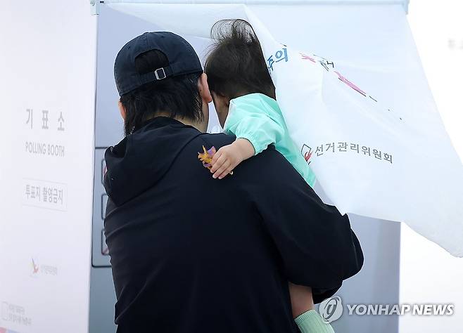 미래를 위해 (부산=연합뉴스) 손형주 기자 = 제21대 대통령 선거일인 3일 부산진구청에 마련된 부암1동 제4투표소에서 유권자 가족이 소중한 한표를 행사하고 있다. 2025.6.3 handbrother@yna.co.kr