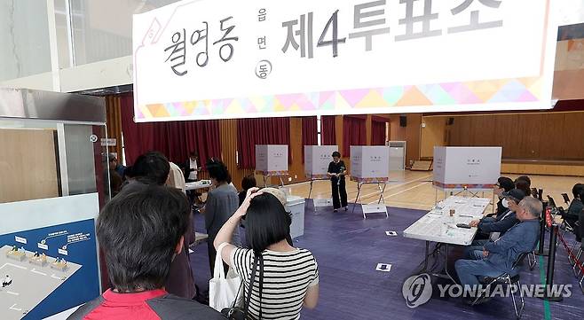 제21대 대통령 선거 (창원=연합뉴스) 김동민 기자 = 제21대 대통령 선거일인 3일 경남 창원시 마산합포구 해운중학교 1층 체육관에 마련된 월영동 제4·5 투표소에서 유권자들이 투표하고 있다. 2025.6.3 image@yna.co.kr