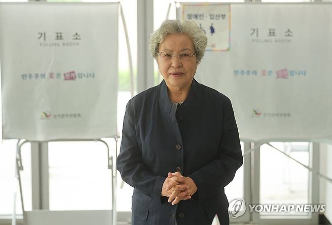 투표 마친 권양숙 여사 (김해=연합뉴스) 정종호 기자 = 고 노무현 전 대통령의 부인 권양숙 여사가 제21대 대통령 선거일인 3일 오전 경남 김해시 진영읍 본산리 봉하마을 인근 한빛도서관 공연장에 마련된 투표소에서 투표하고 미소 짓고 있다. 2025.6.3 jjh23@yna.co.kr