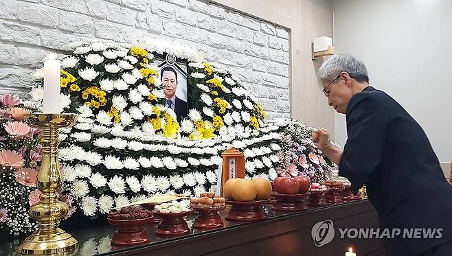 권영국 민주노동당 후보, 태안화력 하청 근로자 고 김충현 씨 조문 (태안=연합뉴스) 정윤덕 기자 = 권영국 민주노동당 대선후보가 충남 태안화력발전소에서 작업 중 숨진 하청 근로자 고 김충현(50) 노동자 빈소를 3일 찾아 조문하고 있다. 권 후보는 방명록에 '더 이상 일어나지 않기를 바랬던 사고가 재발되어 많이 아픕니다. 고인의 명복을 빌며 진상 규명 최선을 다하겠습니다'라고 적었다. 2025.6.3 cobra@yna.co.kr