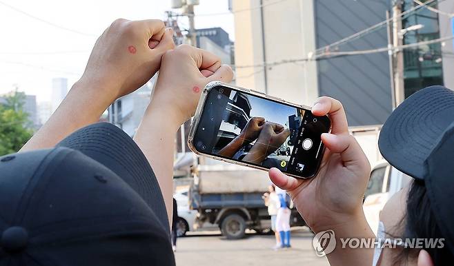 부부 인증샷 '찰칵' (인천=연합뉴스) 임순석 기자 = 제21대 대통령 선거일인 3일 인천 남동구 석천경로당에 마련된 간석4동 제2투표소에서 투표를 마친 한 부부가 인증샷을 촬영하고 있다. 2025.6.3 soonseok02@yna.co.kr