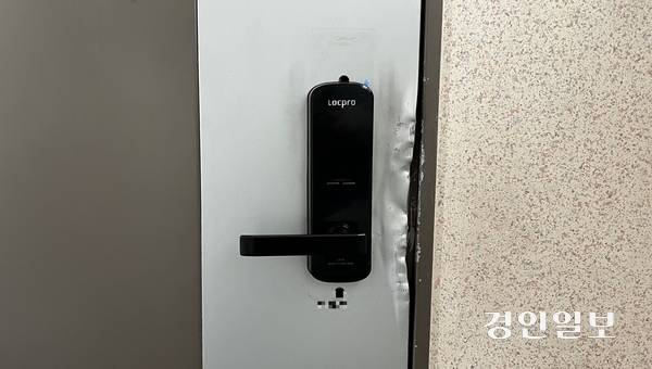 아파트 세대 현관문이 강제 개방된 흔적을 남긴 채 잠겨 있다. 2025.5.27 /조수현기자 joeloach@kyeongin.com