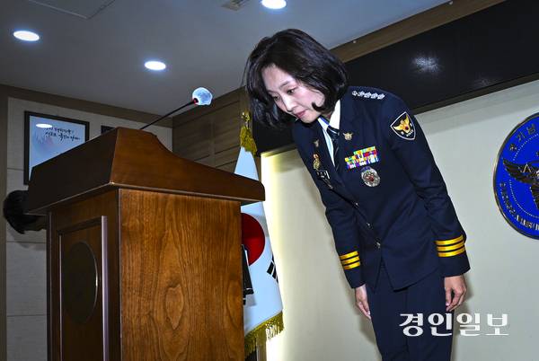강은미 화성동탄경찰서장을 비롯한 관계자들이 28일 오후 수원시 장안구 경기남부경찰청에서 지난 12일 발생한 납치살해 사건에 대해 사과하며 피해자와 유가족들에 대해 고개를 숙이고 있다. 2025.5.28 /이지훈기자 jhlee@kyeongin.com