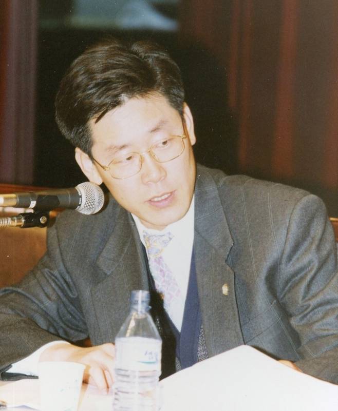 ▲ 이재명 대통령 당선인이 1990년대 후반 인권 변호사로 일하던 당시 토론장에서 발언하고 있다. /사진제공=더불어민주당 중앙선거대책위원회