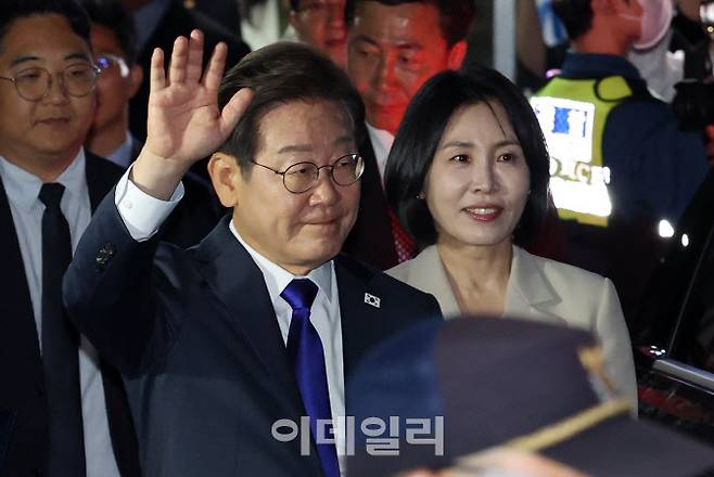 제21대 대통령 당선이 확실시되는 이재명 더불어민주당 대선 후보와 부인 김혜경 여사가 4일 서울 영등포구 여의도 중앙당사를 나서고 있다. (사진=노진환 기자)