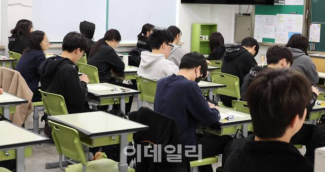 지난 3월 전국연합 학력평가가 실시된 26일 오전 서울 광진구 광남고등학교에서 학생들이 시험을 치르고 있다.(사진=뉴시스)